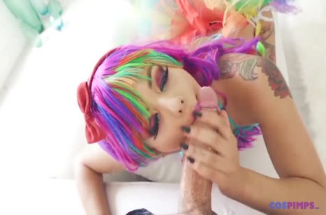 Gina Valentina с цветными волосами снимает любительское порно