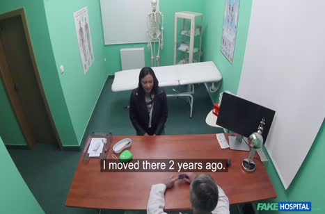 Врач гинеколог по полной приходует пациентку на приеме