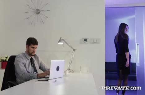 Классическая грудастая секретарша устроила порно на работе