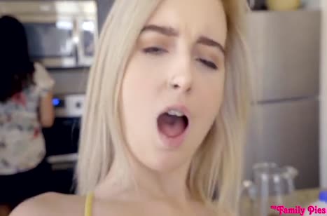 Экстремальный секс с блондинкой Lexi Lore на кухне